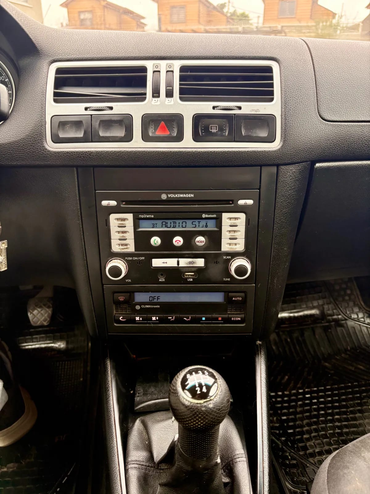 VOLKSWAGEN BORA 2.0 Trendline Mt año 2011