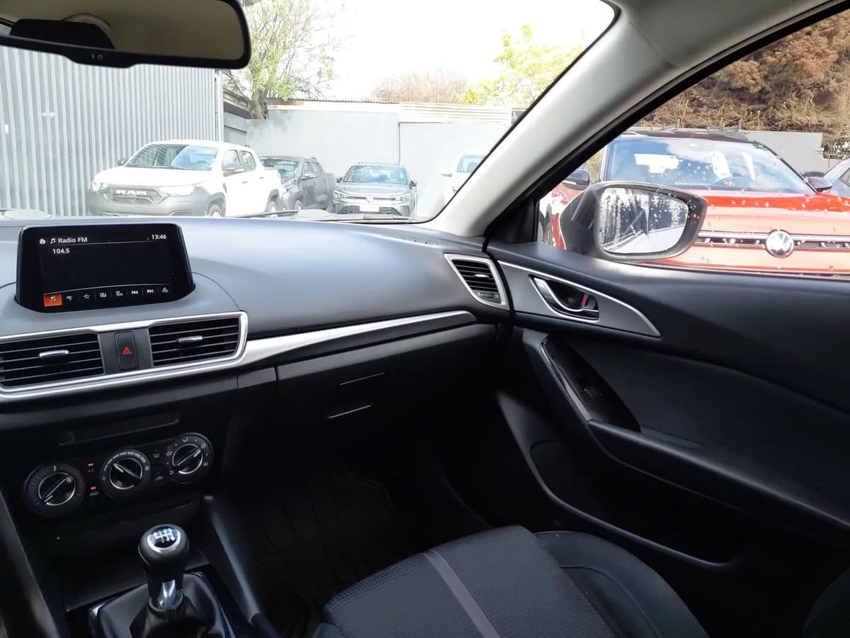 Mazda 3 2.0 V Sport 4x2 Hb 6mt 5p año 2018