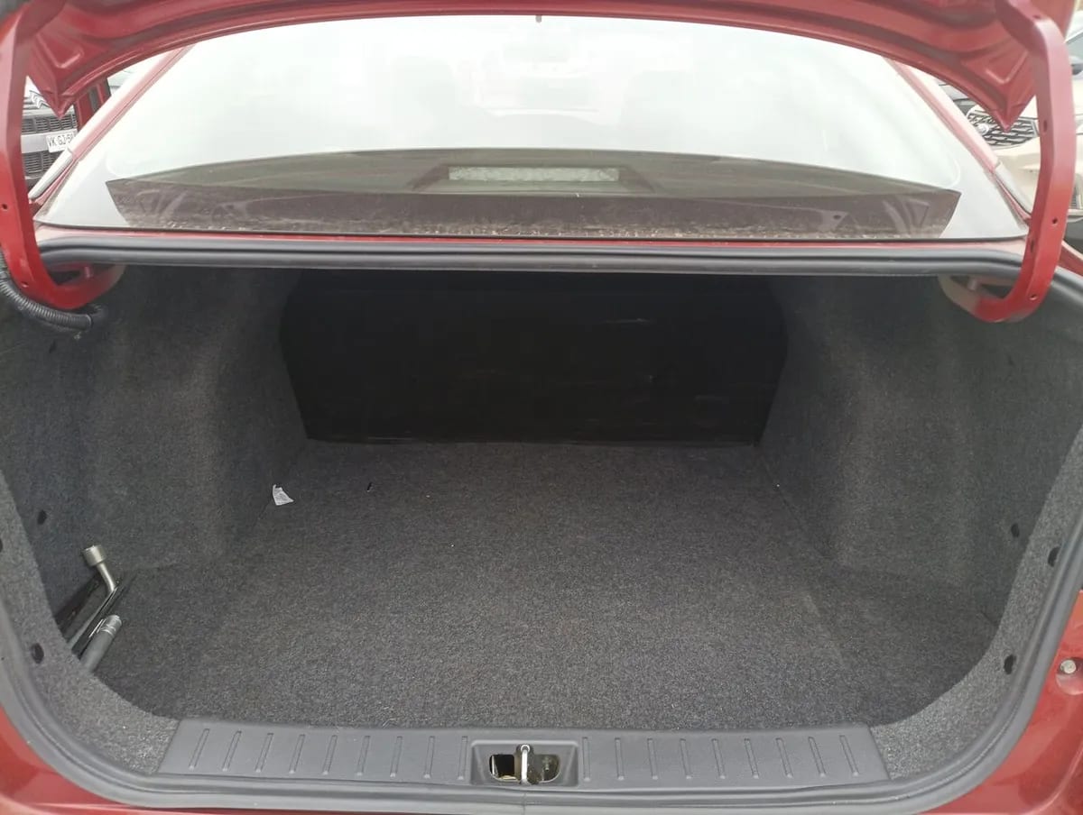 Nissan Versa 1.6 Sense 4x2 Radio Touch Mt 4p año 2023