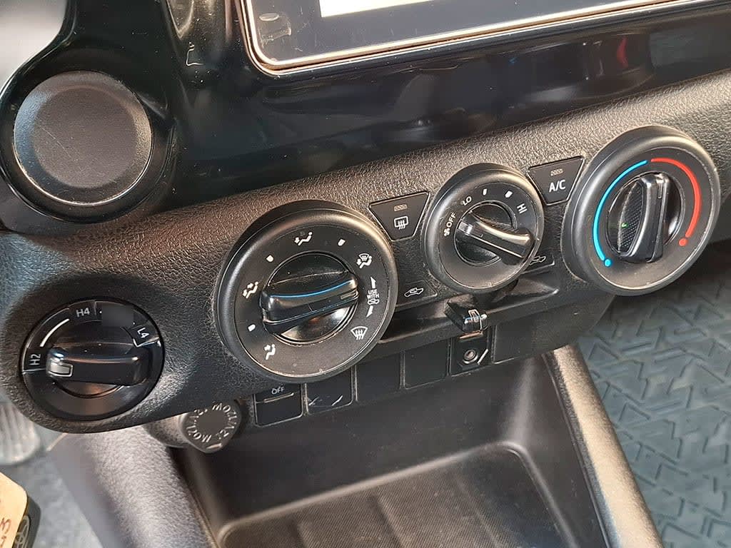 Toyota Hilux D Cab Dx 4x4 2.4 año 2023