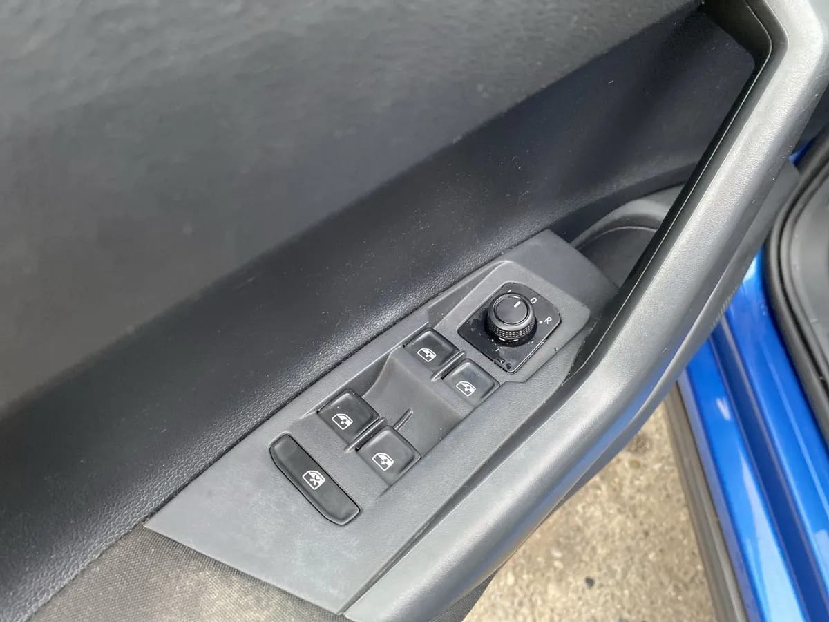 Volkswagen Nivus 1.0 Tsi Comfortline 4x2 At 5p año 2023
