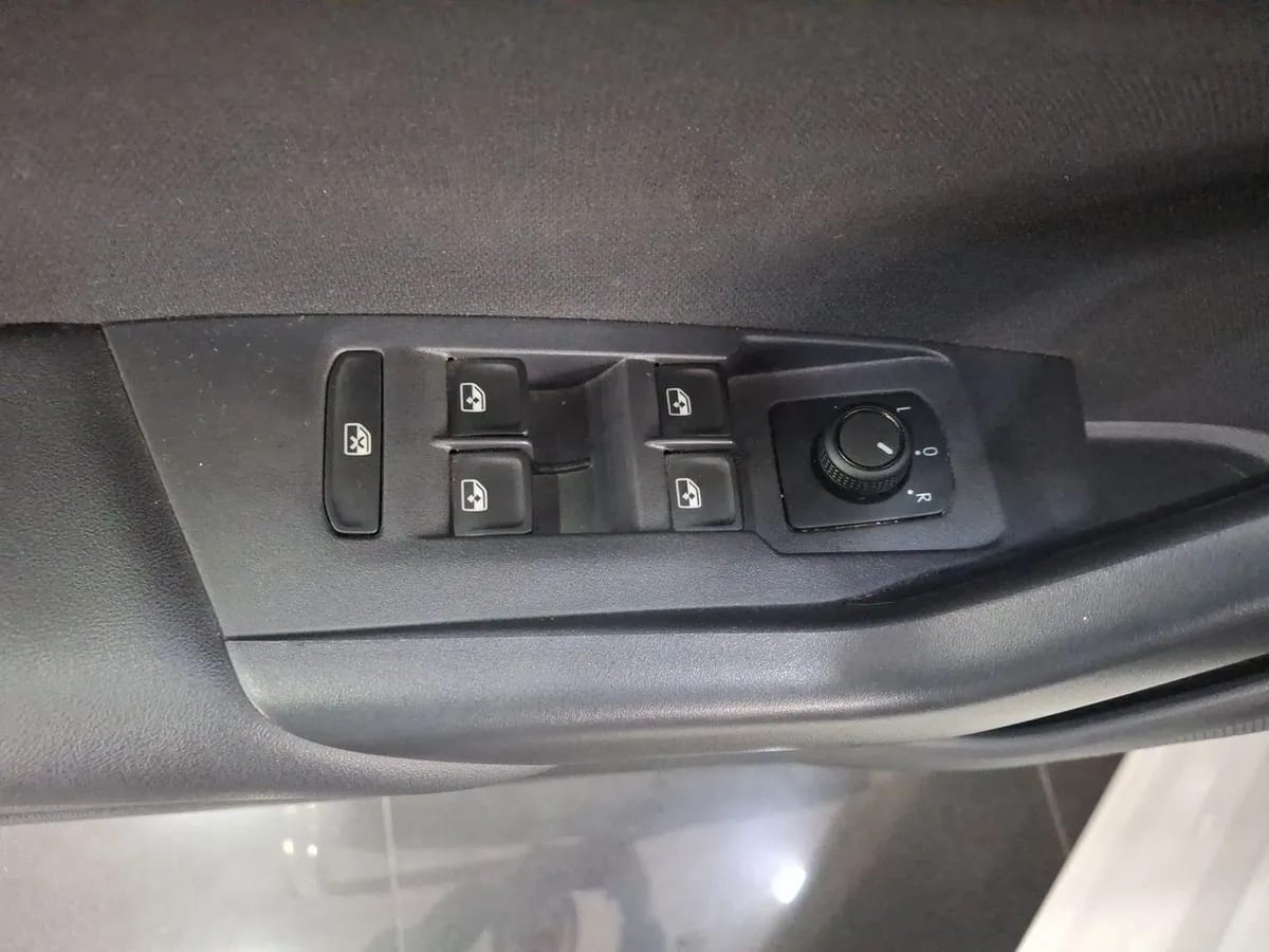 Volkswagen Polo 1.0t Highline 4x2 At6 5p año 2025