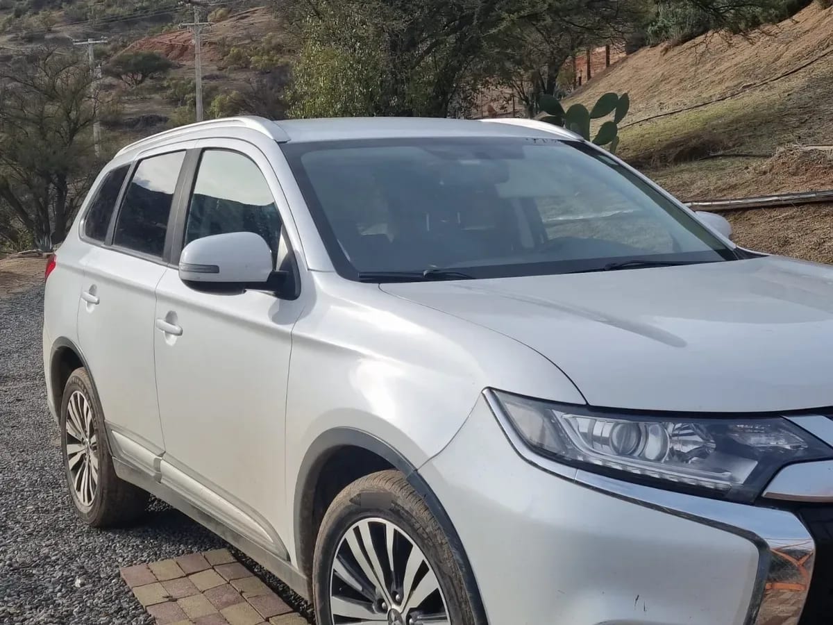 MITSUBISHI OUTLANDER 2.4 Glx At 4x4 año 2020