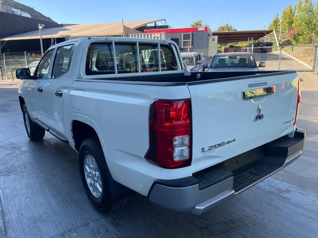 Mitsubishi L200 2.4 Katana Xrt Diesel 4x4 Dob. Cab. Euro6 Mt 4p año 2026