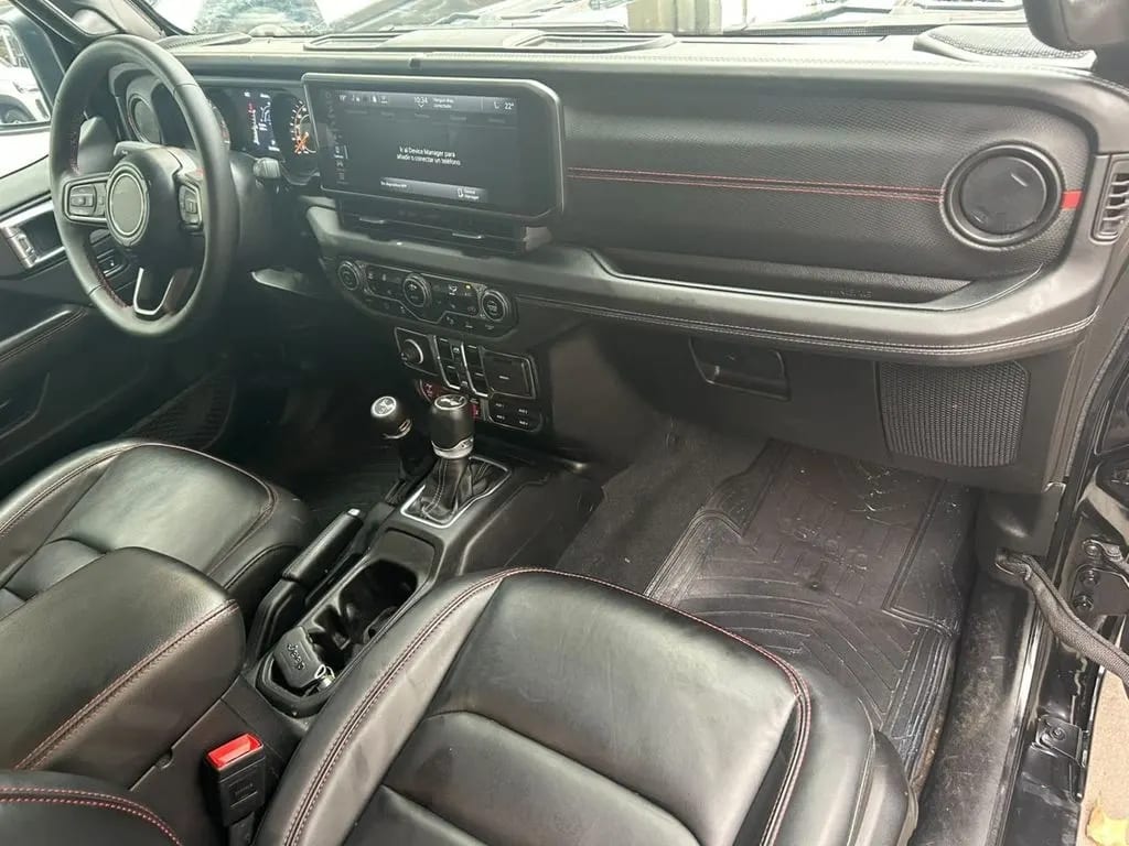Jeep Wrangler 2.0 T Sahara At 4x4 año 2025