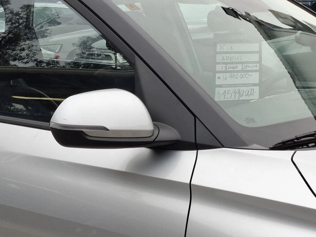 Kia Carens 1.5l Lx 4x2 6mt 5p año 2025