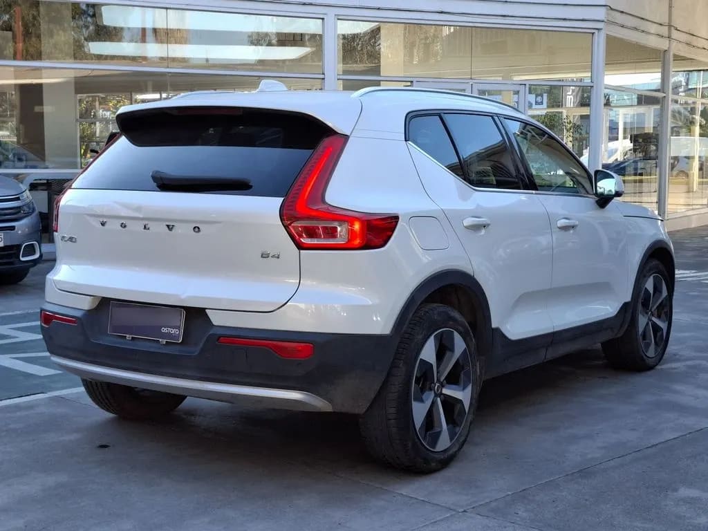 Volvo Xc40 2.0 B4 Ultimate Fwd At 5p año 2023