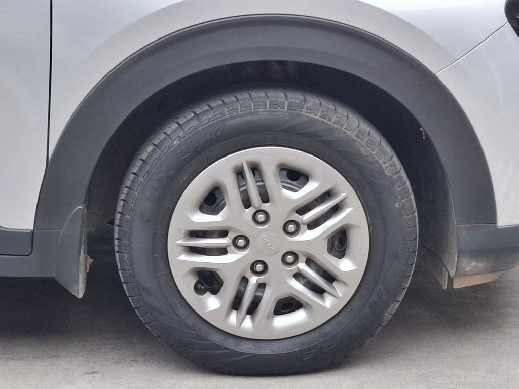Kia Carens 1.5l Lx 4x2 6mt 5p año 2025