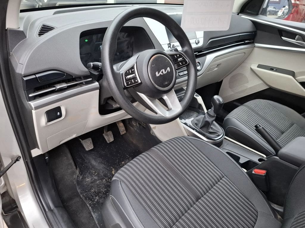 Kia Carens 1.5l Lx 4x2 6mt 5p año 2025