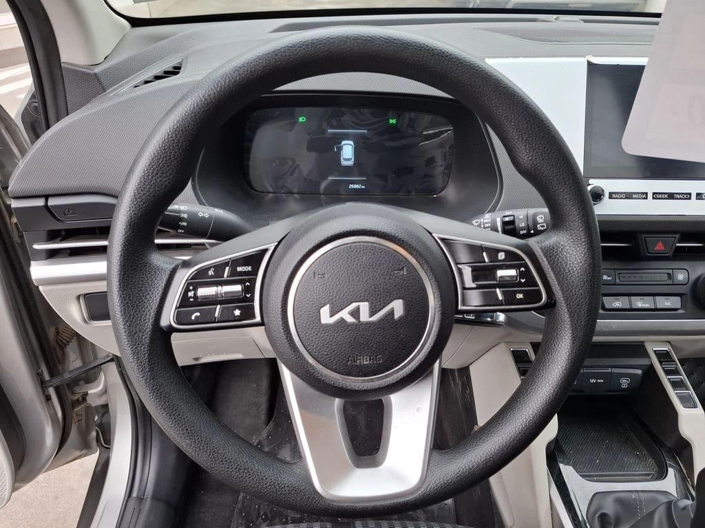 Kia Carens 1.5l Lx 4x2 6mt 5p año 2025