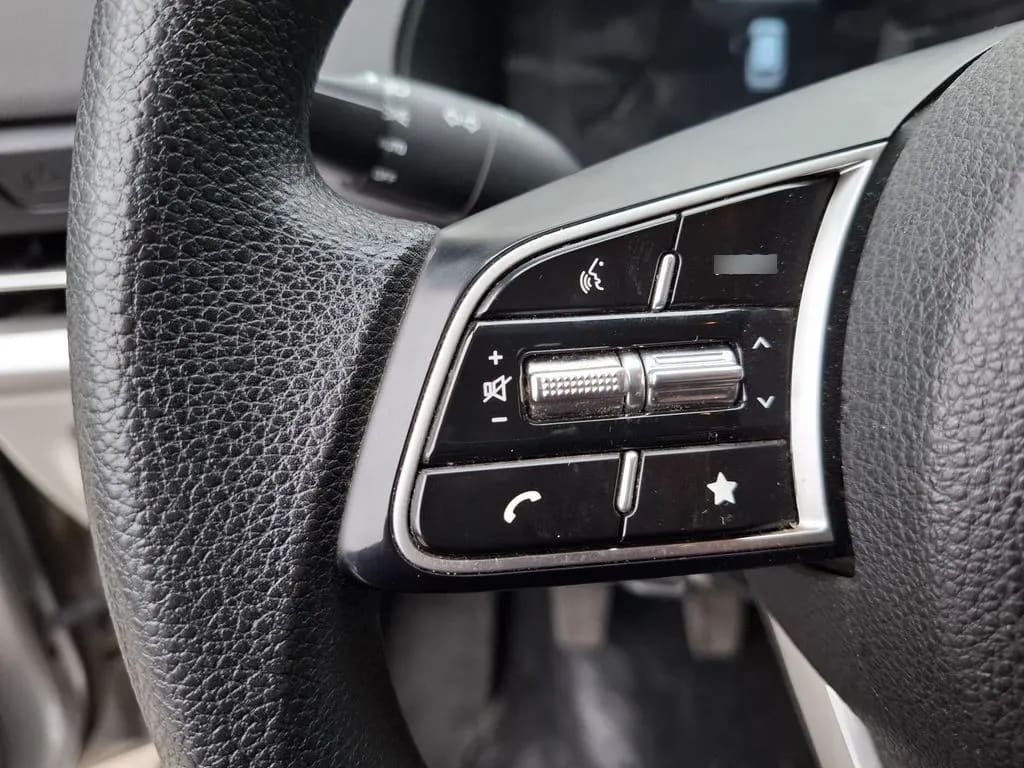 Kia Carens 1.5l Lx 4x2 6mt 5p año 2025