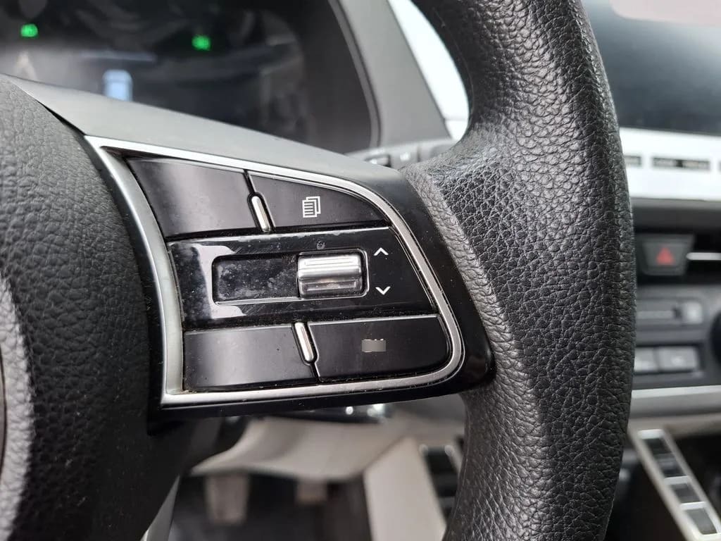 Kia Carens 1.5l Lx 4x2 6mt 5p año 2025