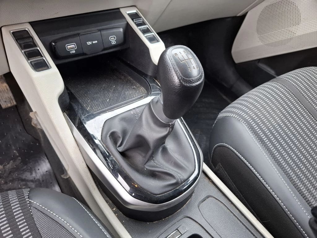 Kia Carens 1.5l Lx 4x2 6mt 5p año 2025