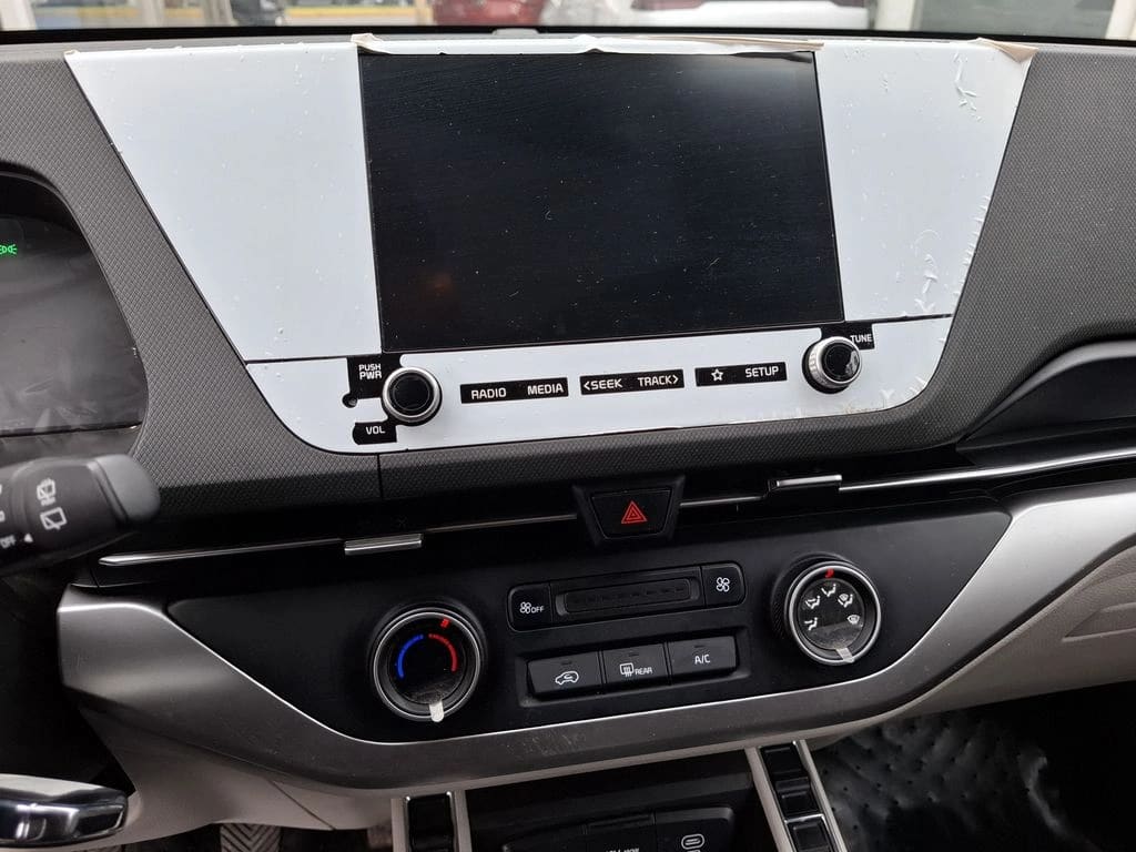 Kia Carens 1.5l Lx 4x2 6mt 5p año 2025