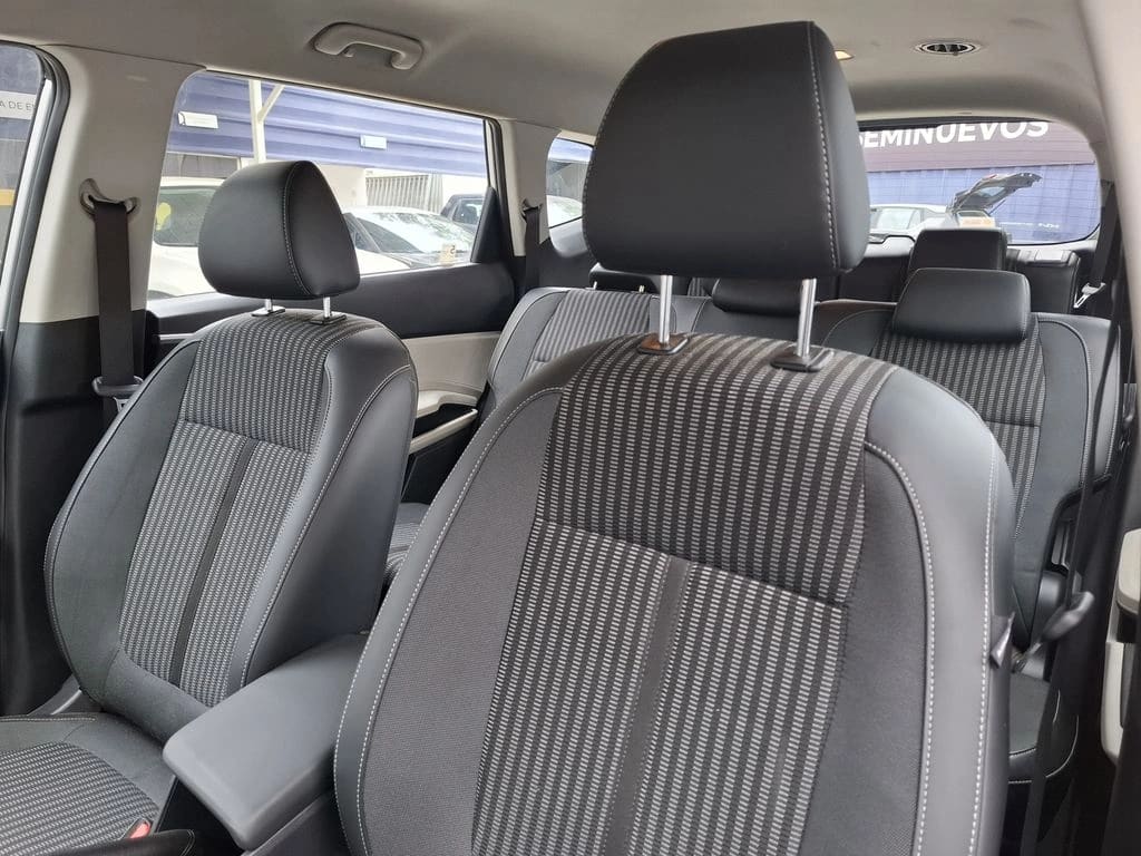 Kia Carens 1.5l Lx 4x2 6mt 5p año 2025