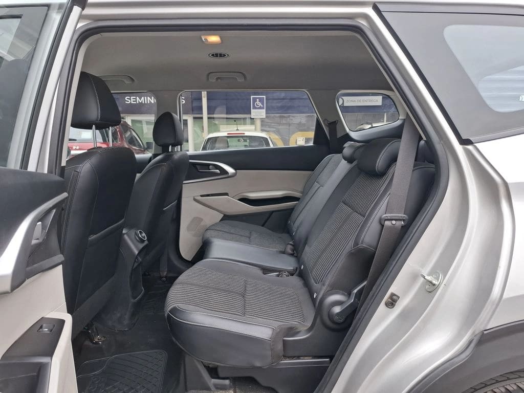 Kia Carens 1.5l Lx 4x2 6mt 5p año 2025
