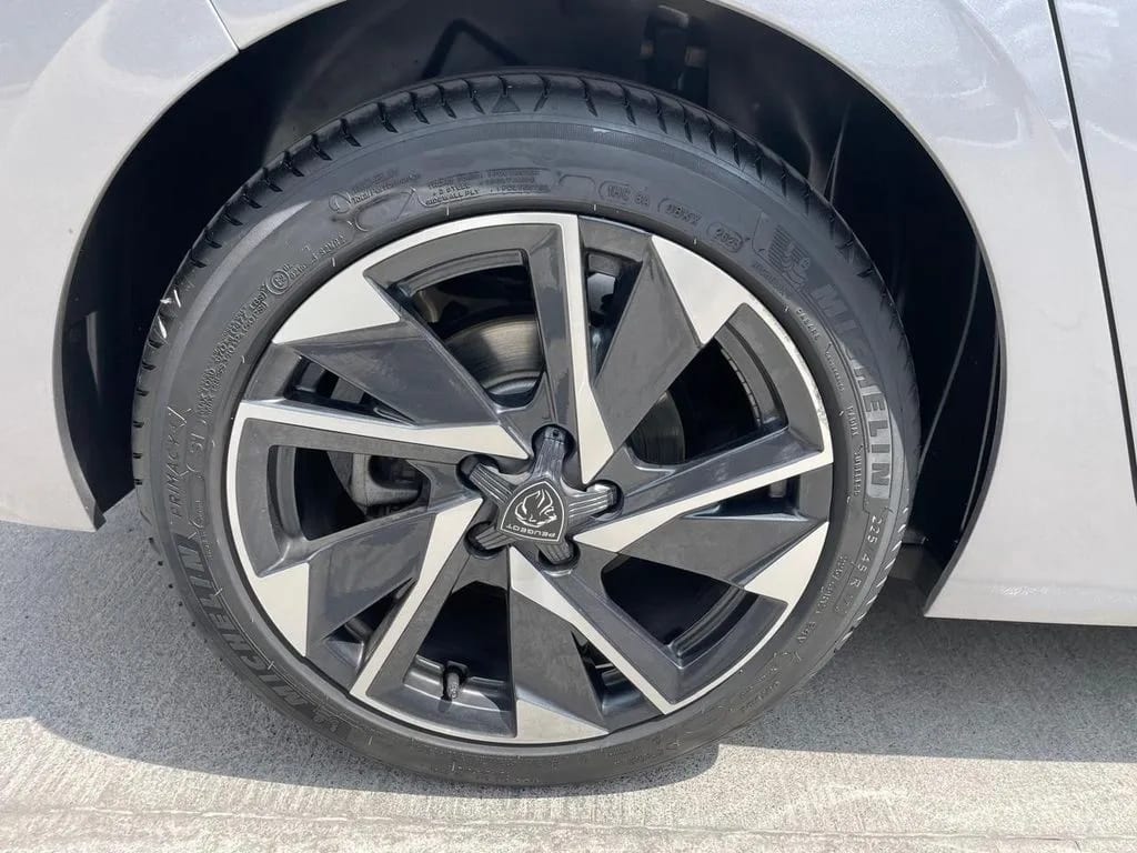 Peugeot 308 1.2 Allure Pack Puretech 130 4x2 Eat8 5p año 2024