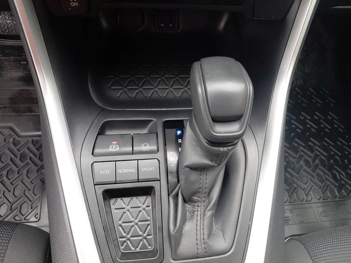 Toyota Rav 4 2.0 Le 4x2 Cvt At 5p año 2023
