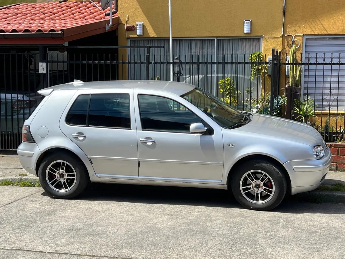 Volkswagen Golf 2.0 High Abs Mt año 2004