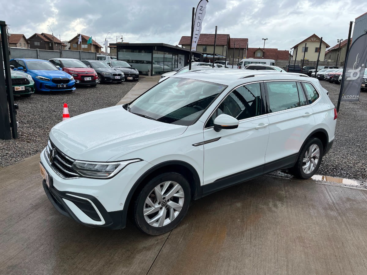 Volkswagen Tiguan Comfortline Tsi 4x2 1.4 Aut año 2022