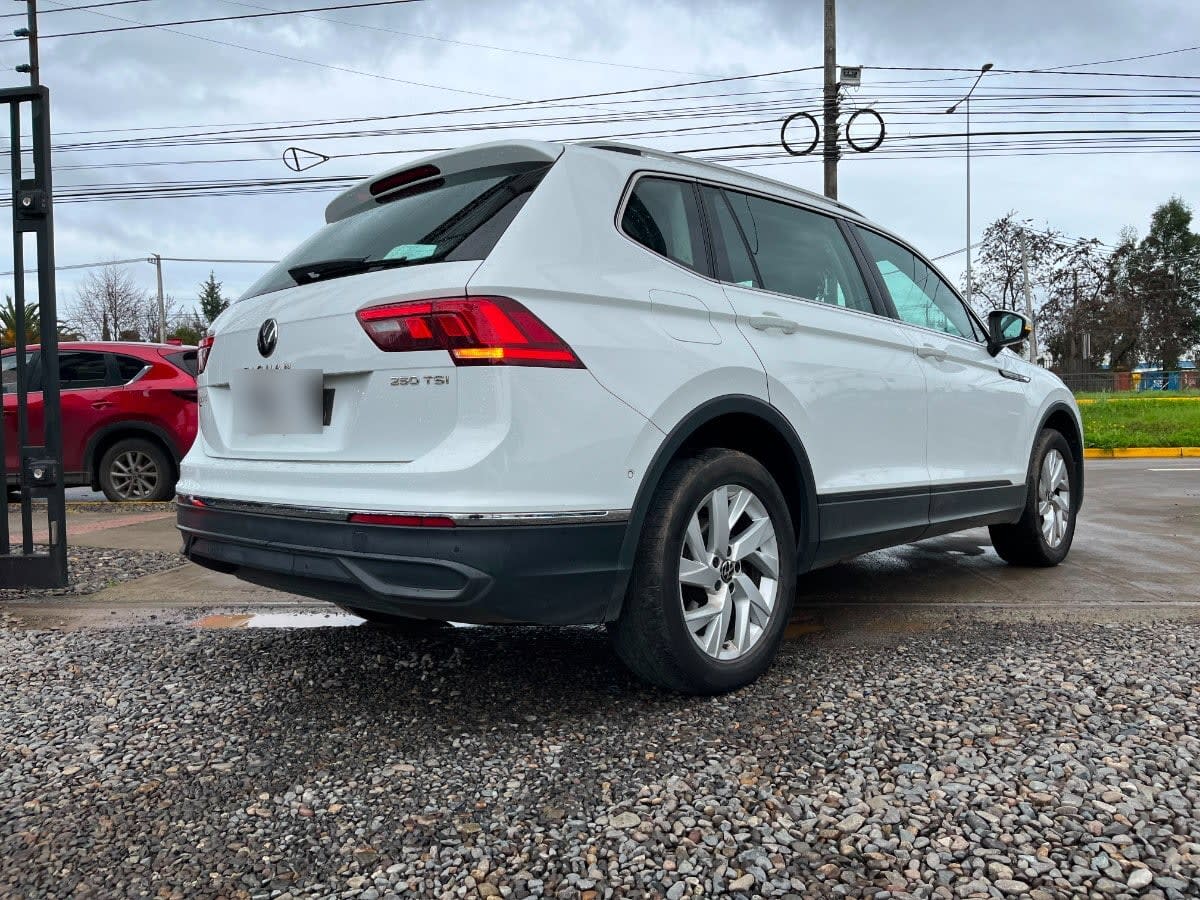 Volkswagen Tiguan Comfortline Tsi 4x2 1.4 Aut año 2022