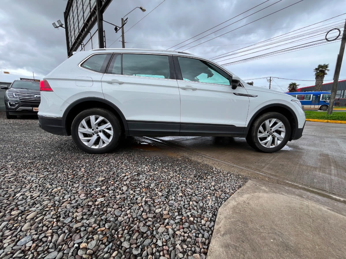 Volkswagen Tiguan Comfortline Tsi 4x2 1.4 Aut año 2022