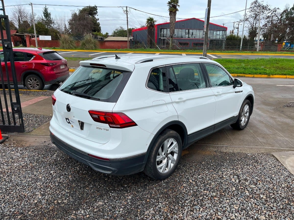 Volkswagen Tiguan Comfortline Tsi 4x2 1.4 Aut año 2022