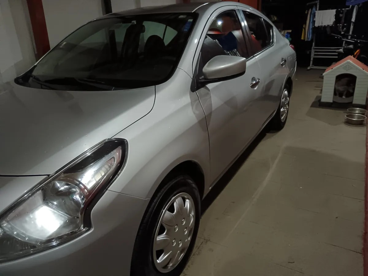 NISSAN VERSA 1.6 Sense Ac At 4x2 año 2015