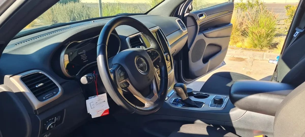 Jeep Grand Cherokee 3.6 Laredo V6 At 4x4 año 2017