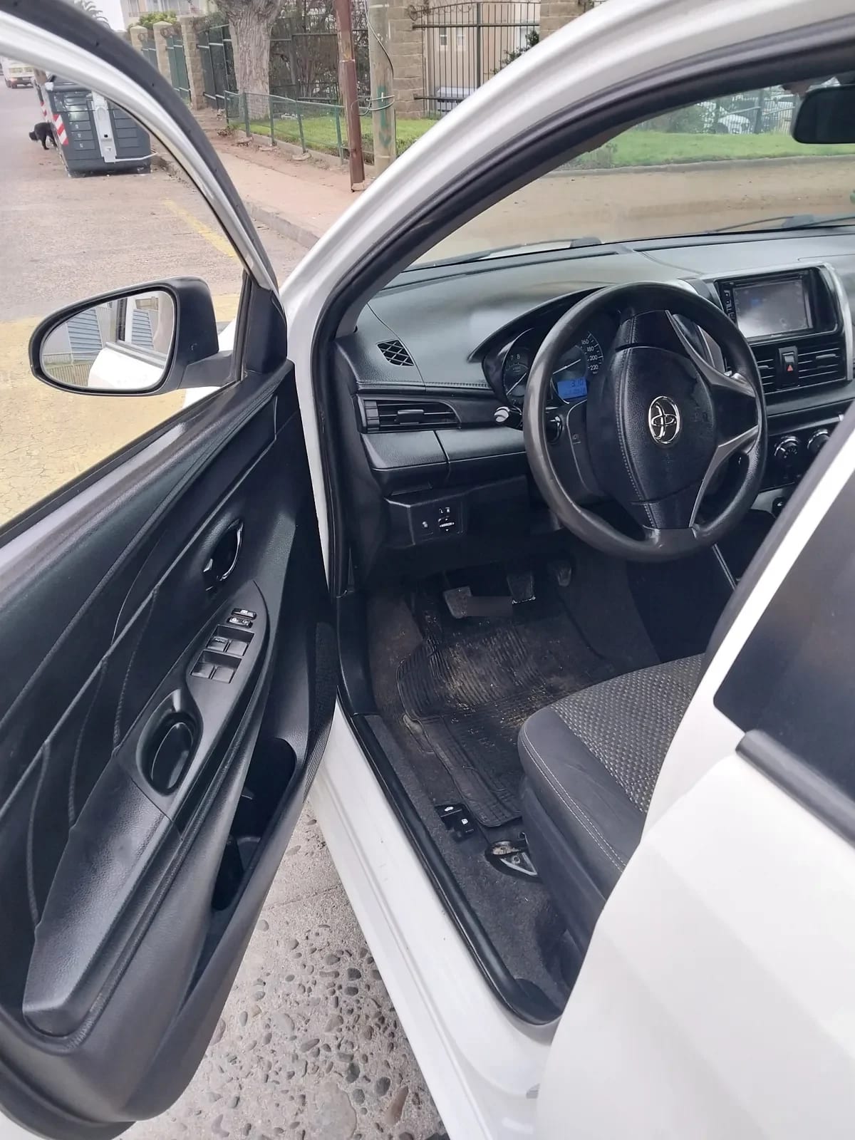 TOYOTA YARIS 1.5 Sedan Xli Mt año 2015