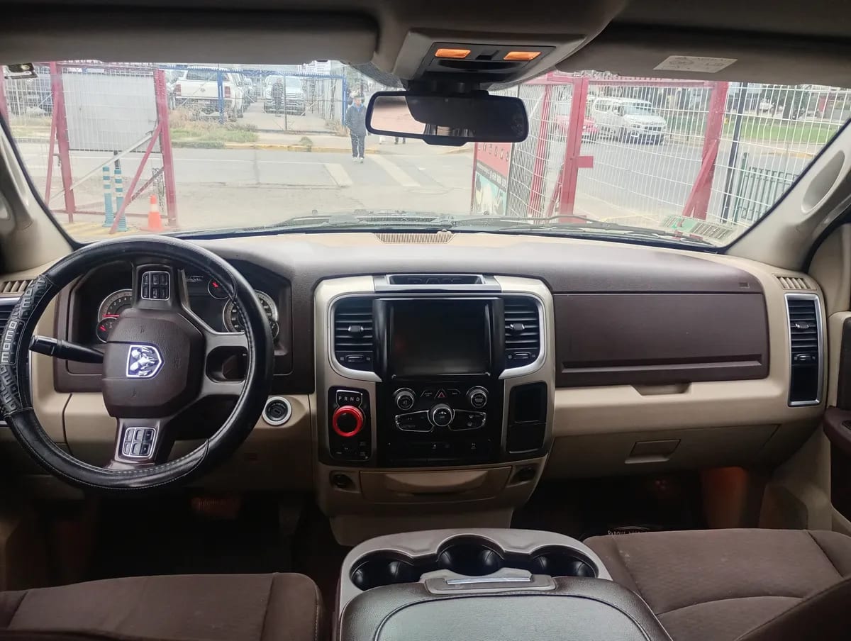 DODGE RAM 5.7 Crew Laramie 4x4 Hemi At año 2014