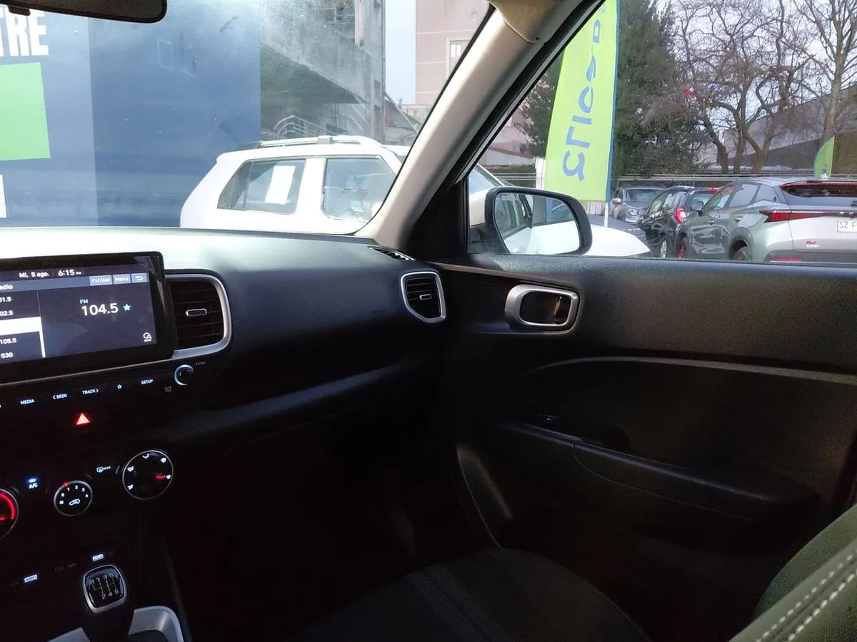 Hyundai Venue 1.6 Qx Plus 4x2 Mt 5p año 2023