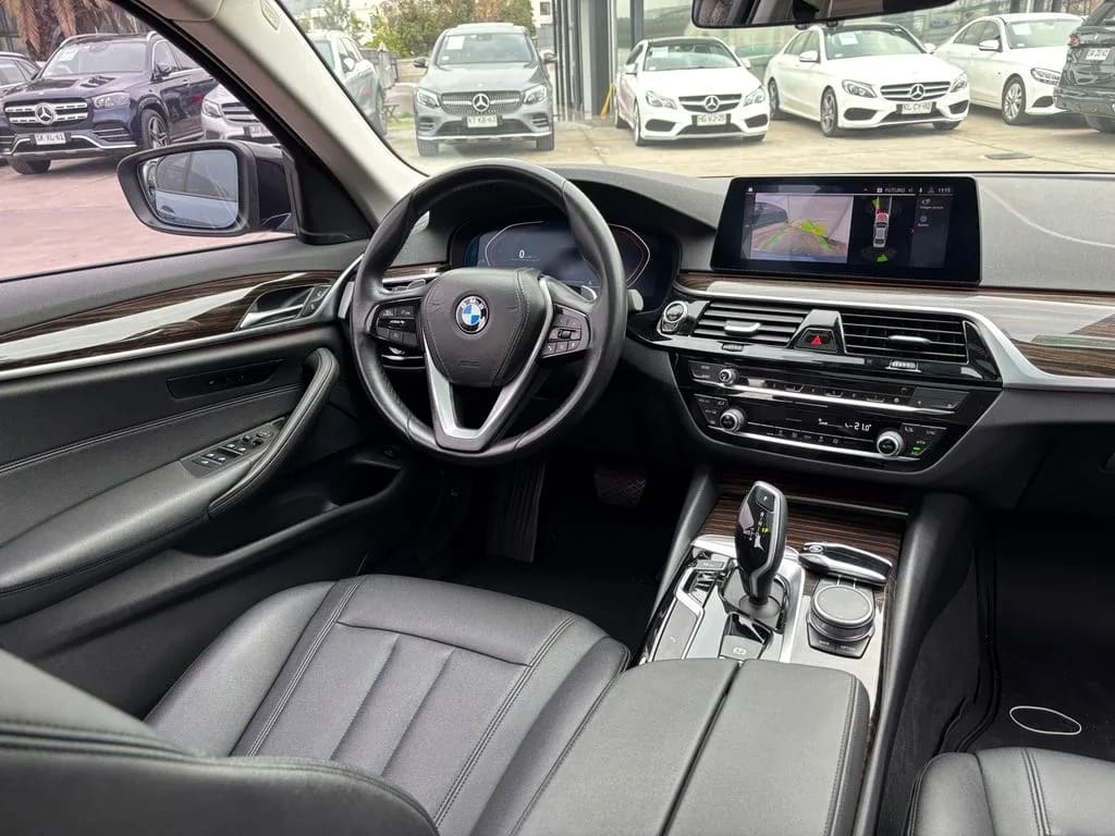 BMW 520 2.0 Executive 4x2 At 4p año 2020