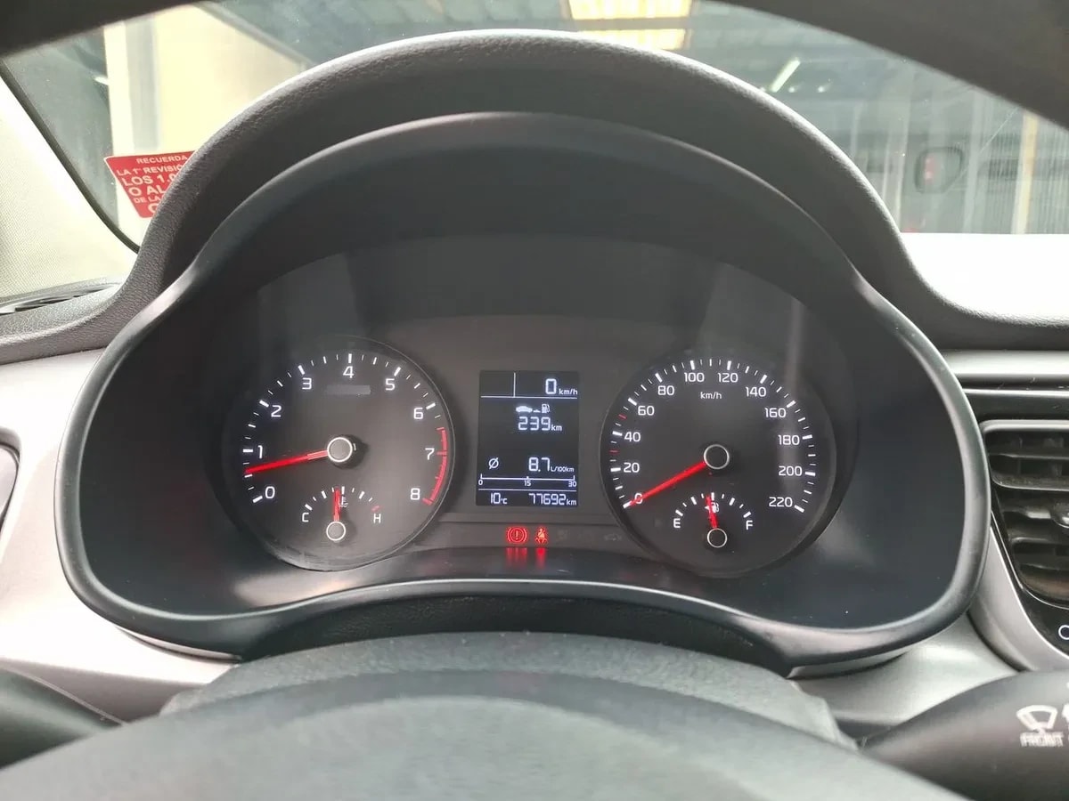Kia Rio 5 1.4 Ex 4x2 Ac Ci 6mt 5p año 2021