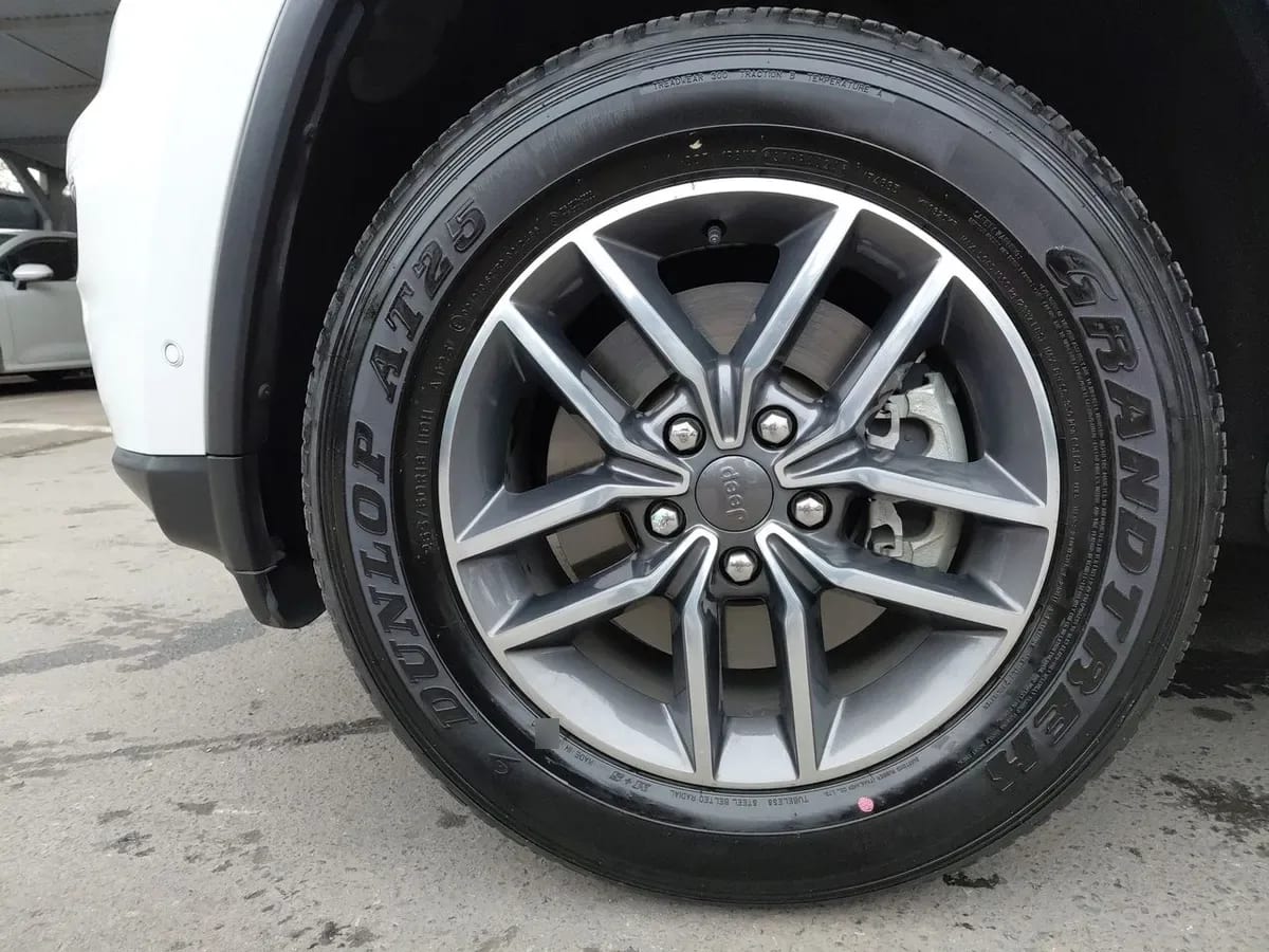 Jeep Grand Cherokee 3.6 Laredo 4x2 At 5p año 2019
