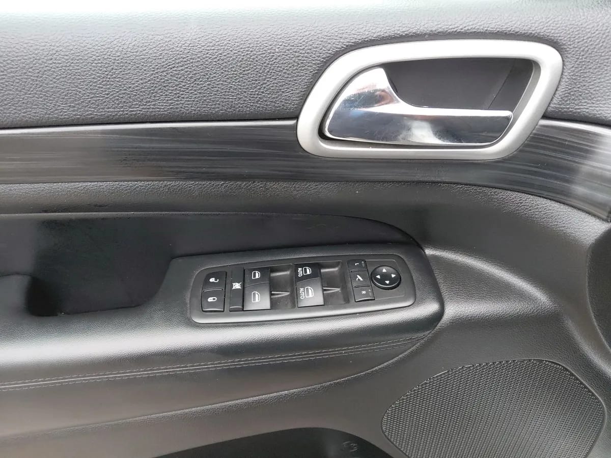 Jeep Grand Cherokee 3.6 Laredo 4x2 At 5p año 2019