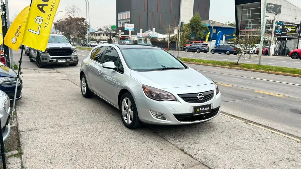Opel Astra Enjoy Hb 1.6 Mt 5p año 2013
