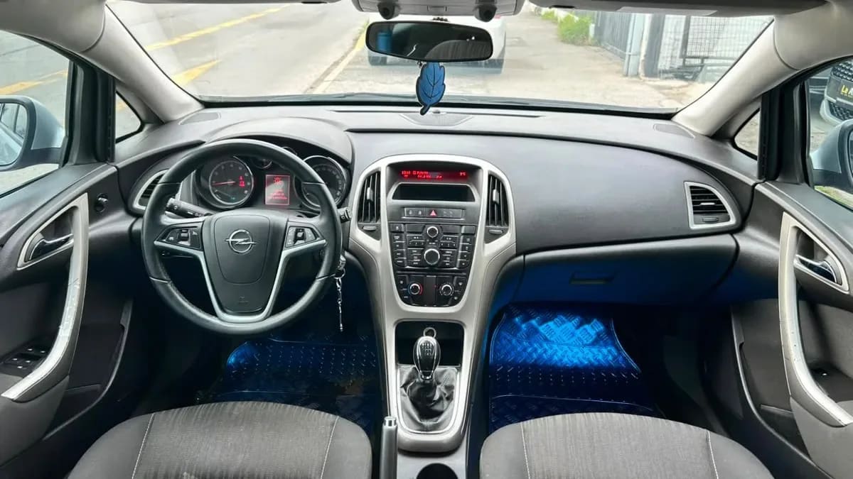 Opel Astra Enjoy Hb 1.6 Mt 5p año 2013