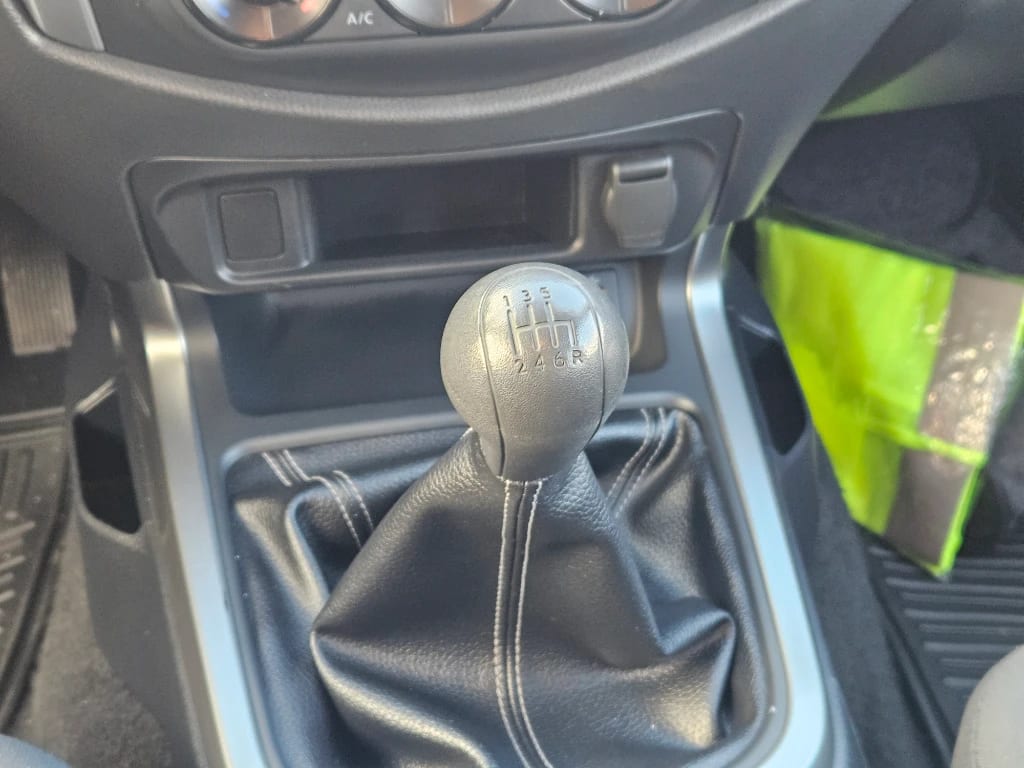 Nissan Navara Dc 4x2 2.3tdi Se año 2023