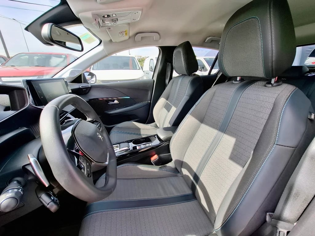 Peugeot 208 208 Allure Pack Puretech 130 Eat8 año 2023