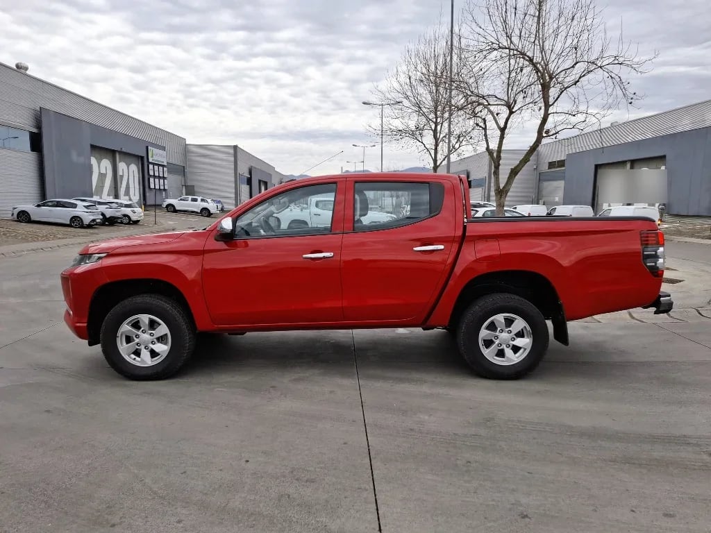 Mitsubishi L200 L200 Katana D/c 2.4 Td Mt Cr año 2022