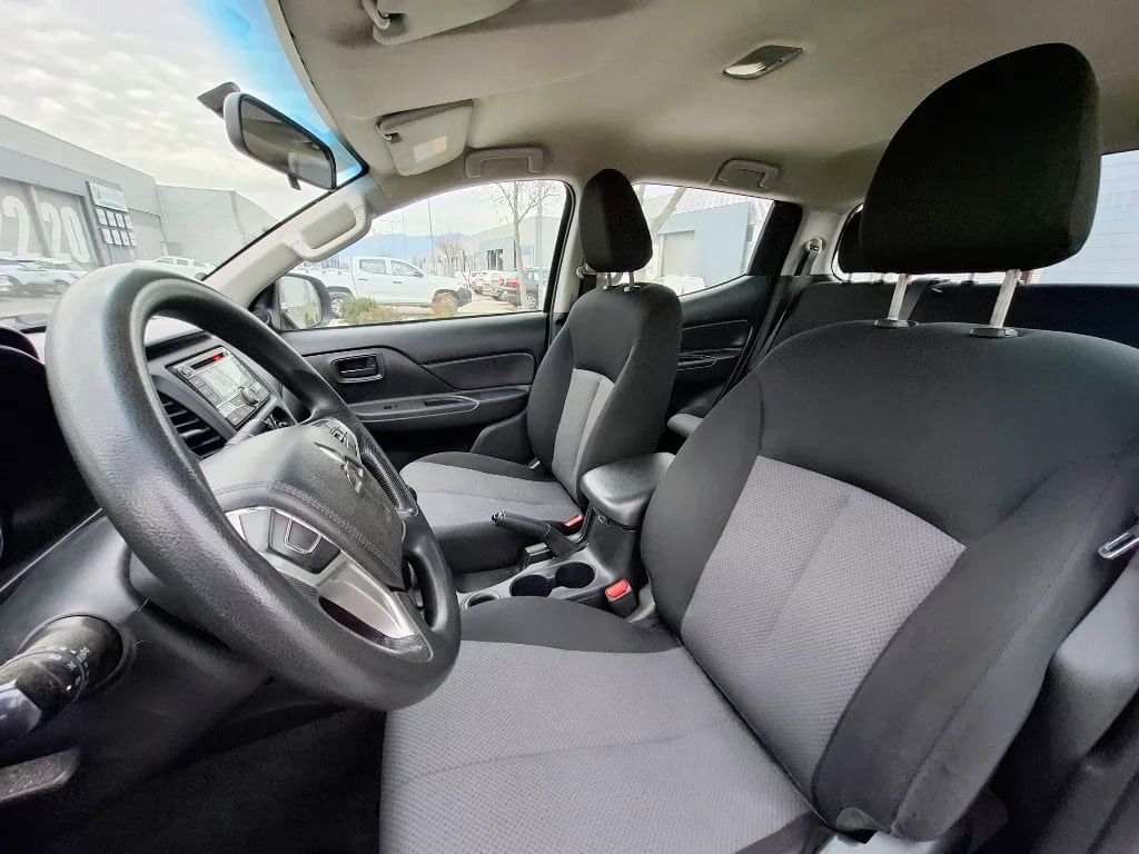Mitsubishi L200 L200 Katana D/c 2.4 Td Mt Cr año 2022