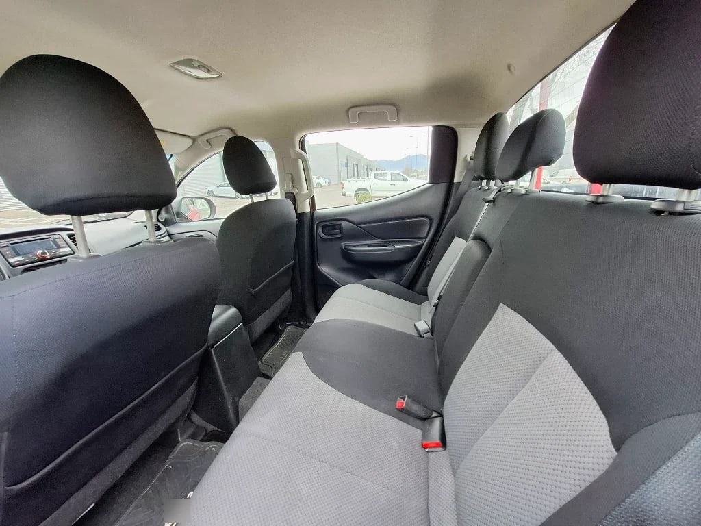 Mitsubishi L200 L200 Katana D/c 2.4 Td Mt Cr año 2022