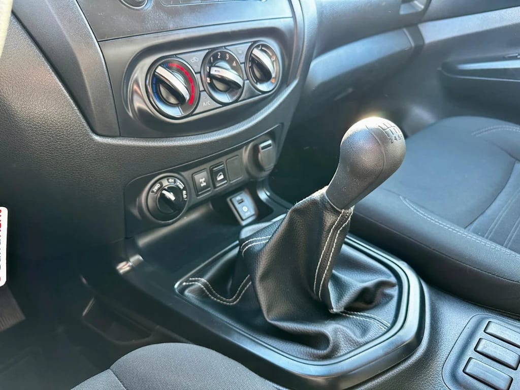 Nissan Navara Navara Dc 4x4 2.3 Tdi Se año 2023