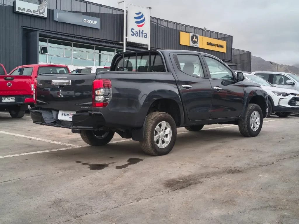 Mitsubishi L200 Katana D/c 2.4 Td Mt Cr 4x2 año 2023