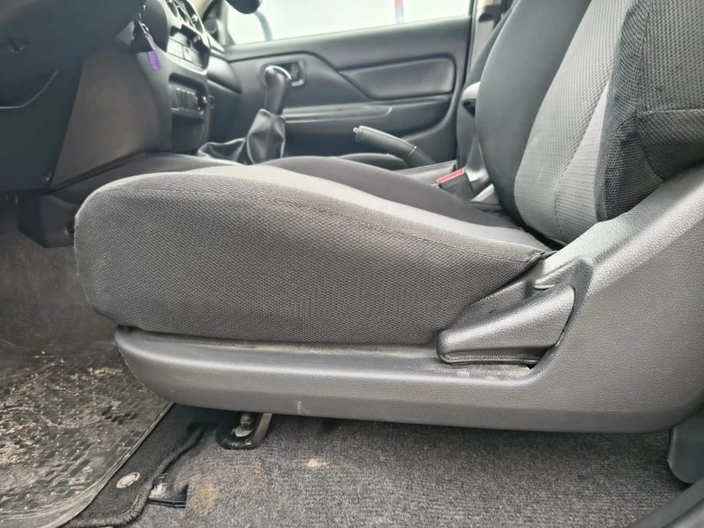 Mitsubishi L200 Katana D/c 2.4 Td Mt Cr 4x2 año 2023
