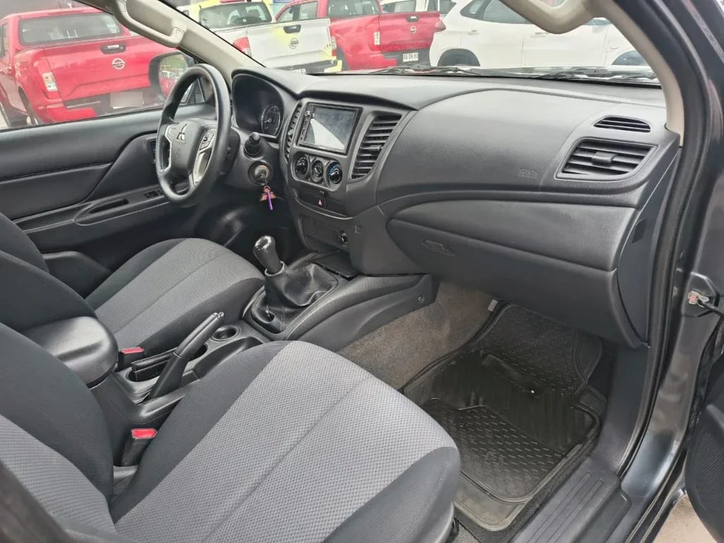 Mitsubishi L200 Katana D/c 2.4 Td Mt Cr 4x2 año 2023