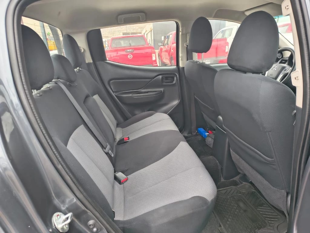 Mitsubishi L200 Katana D/c 2.4 Td Mt Cr 4x2 año 2023