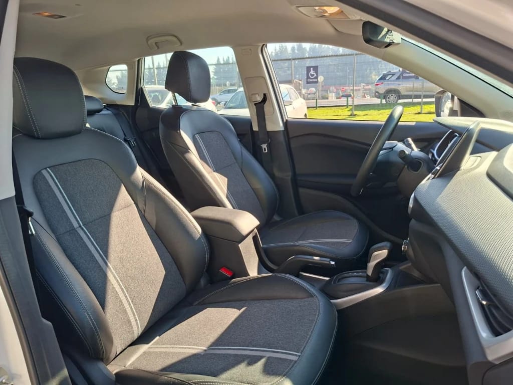 Chevrolet Tracker 1.2t Ltz R 4x2 At 5p año 2025