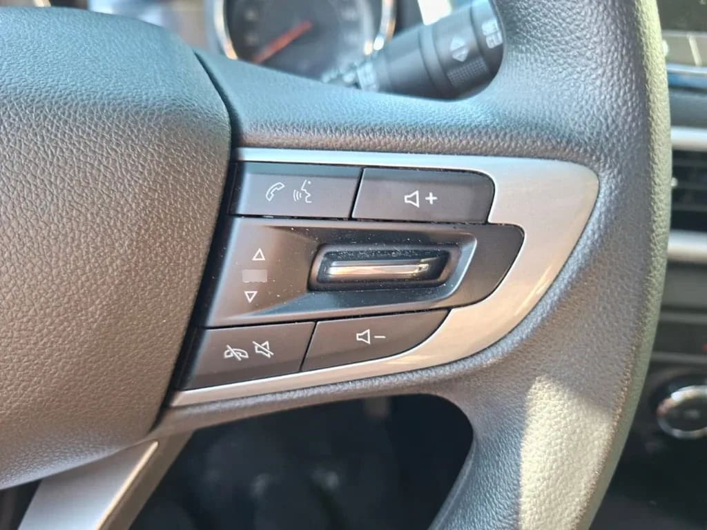 Chevrolet Tracker 1.2t Ltz R 4x2 At 5p año 2025